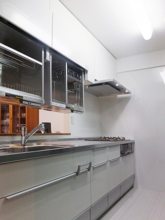 ハーフミラーガラスでフラットで美しいキッチン空間に